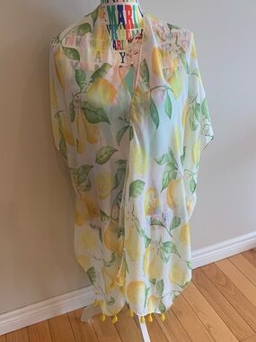 NWT Lightweight Lemon Print Beach/Pool Cover-Up
